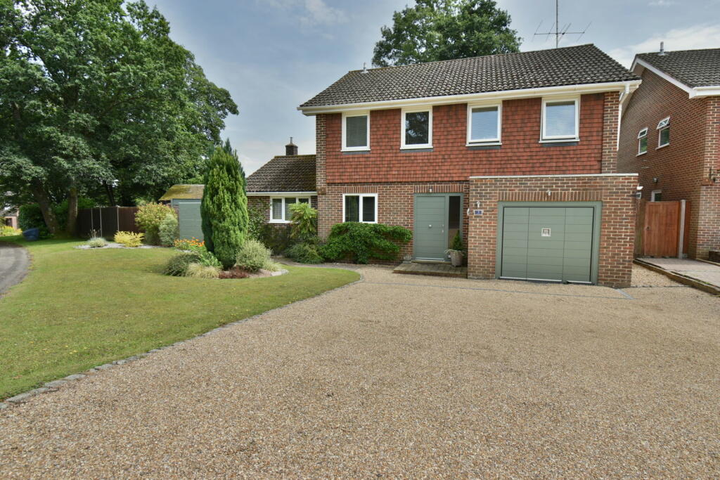 3 bedroom detached house for sale in Douglas Ride, Woolton Hill