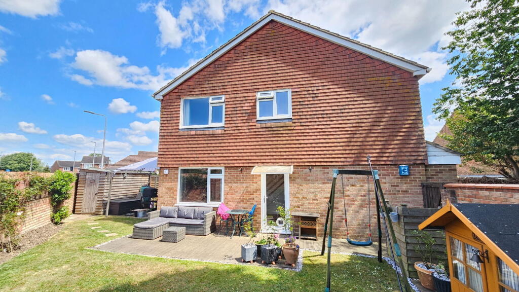 Main image of property: Draper Close, Thatcham RG19 3XQ
