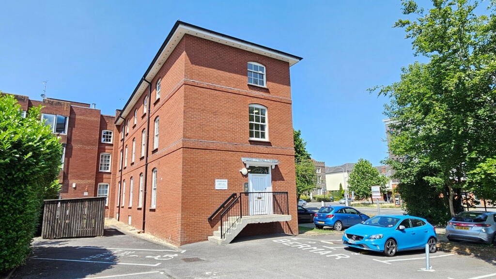 Main image of property: London Road, Newbury RG14 1JL