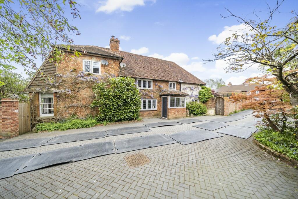 5 bedroom detached house for sale in Wrecclesham Road, Wrecclesham