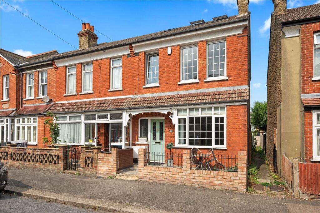 4 bedroom end of terrace house
