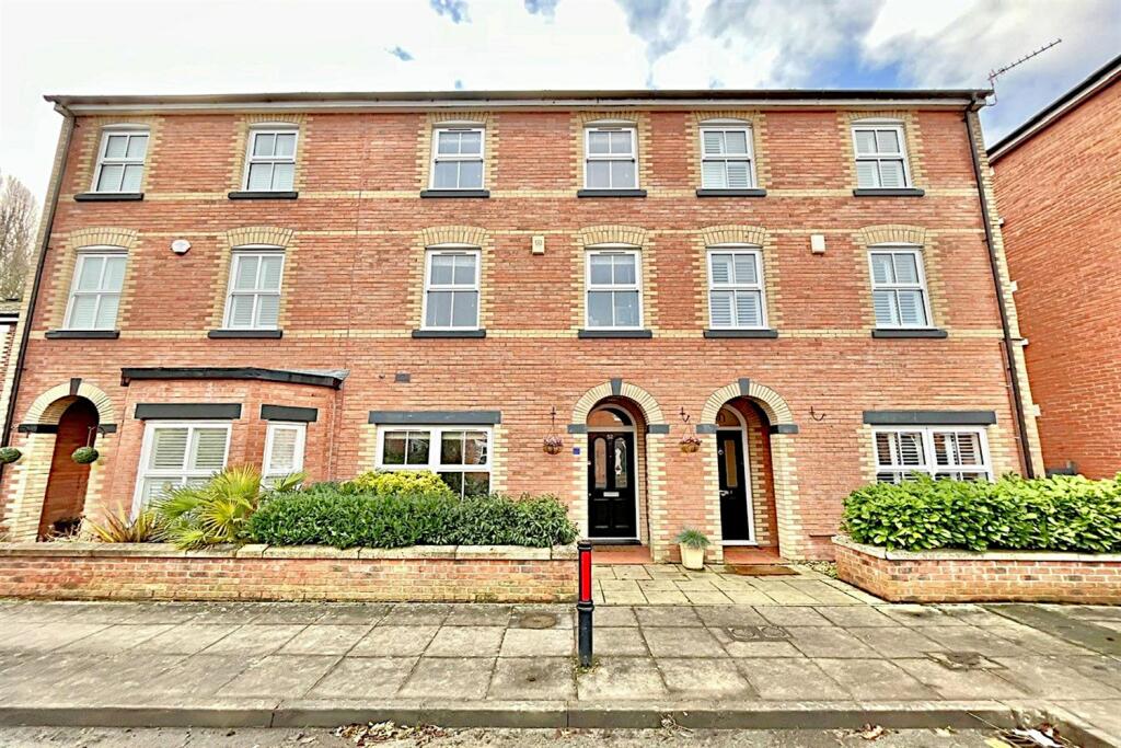 3 bedroom terraced house for sale in Elm Grove, Didsbury, M20