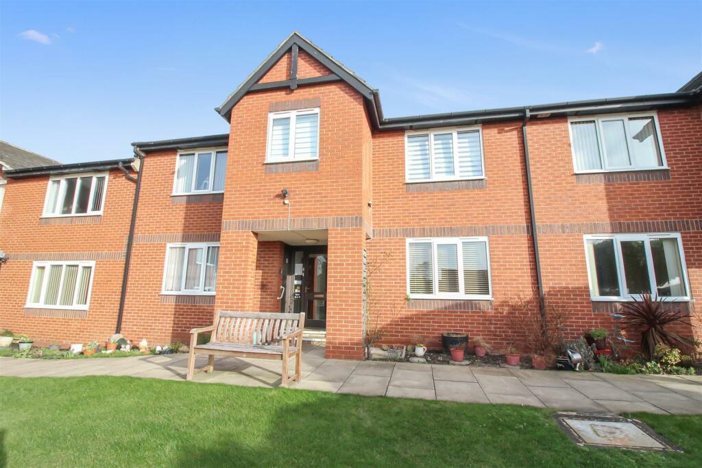 1 bedroom apartment for sale in Grangefield Court, Garforth Leeds, LS25