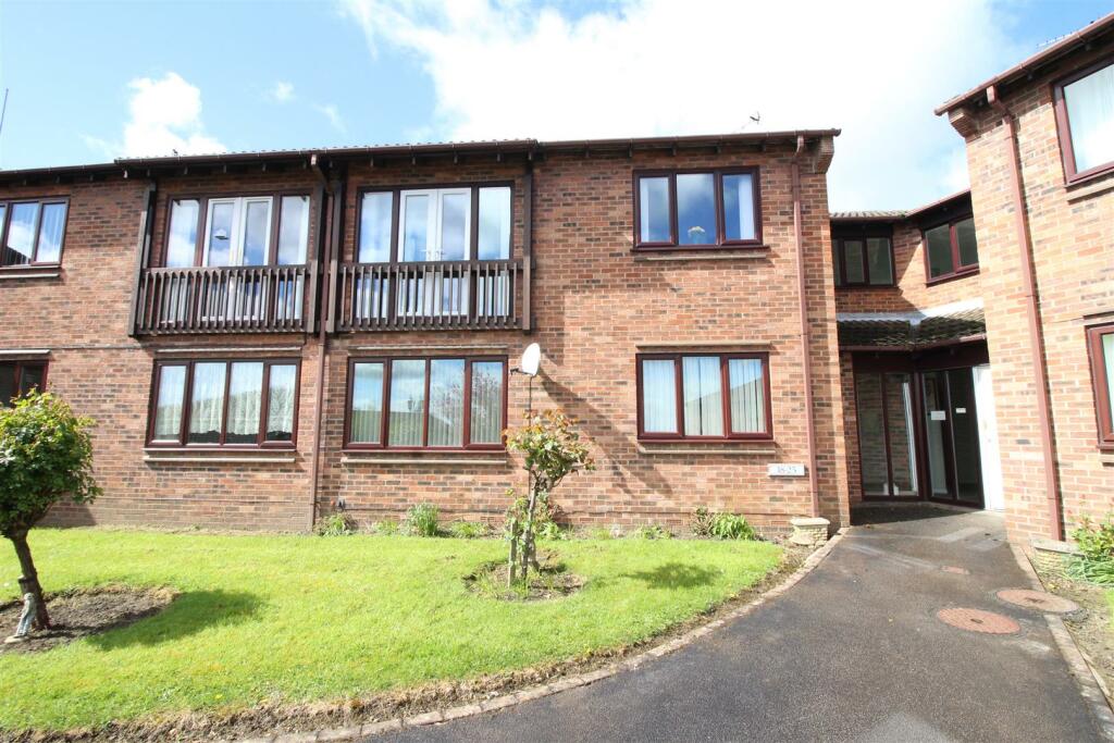 2 bedroom apartment for sale in Woodlands Court, Kippax Leeds, LS25