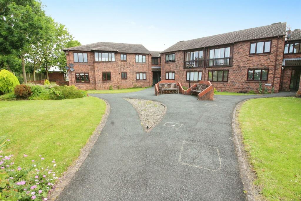 1 bedroom flat for sale in Woodlands Court, Kippax, Leeds, LS25
