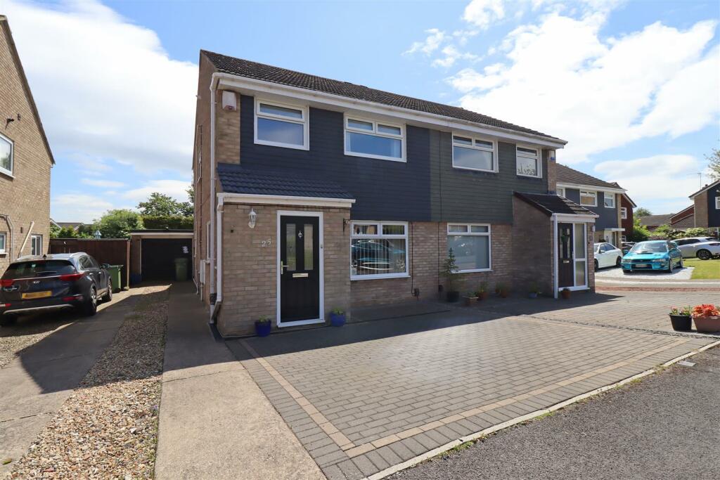 3 bedroom semidetached house for sale in Denshaw Close, Fairfield