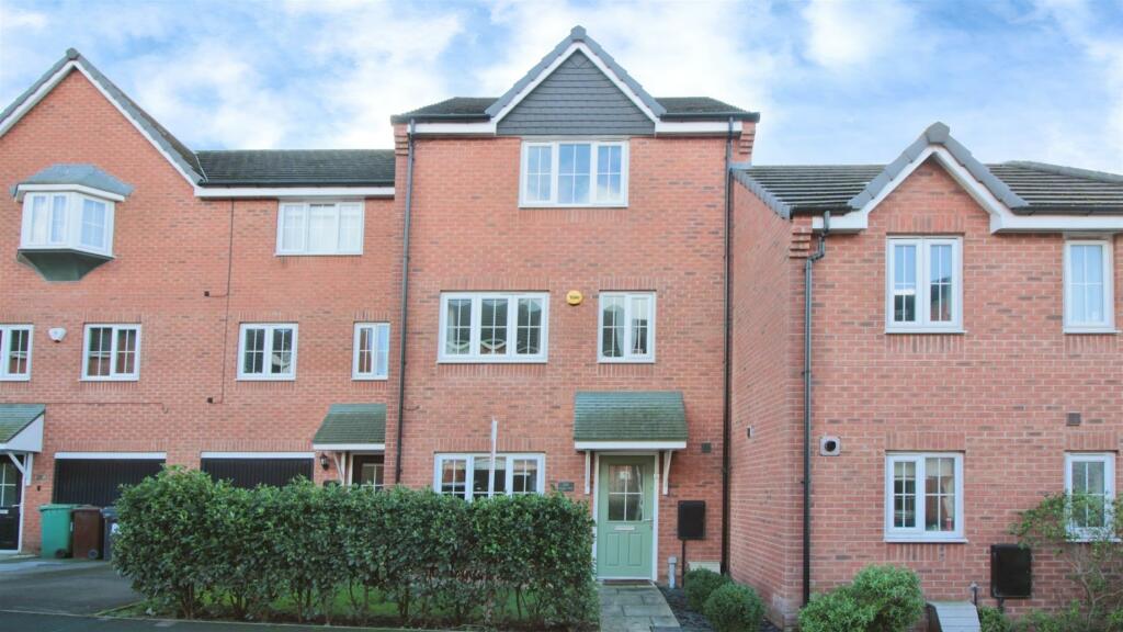 4 bedroom town house for sale in Waggon Road, Leeds, LS10