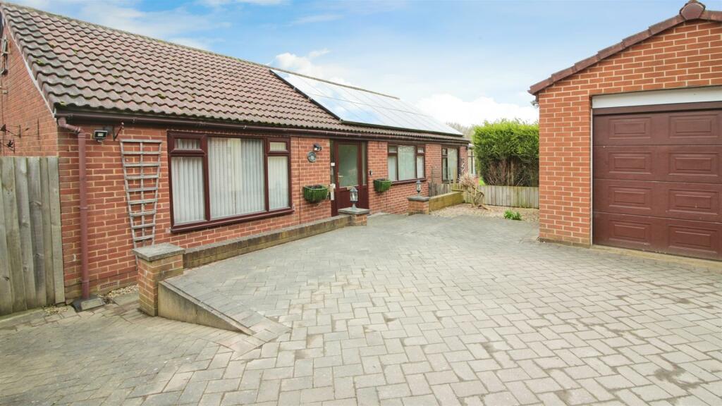 2 bedroom detached bungalow for sale in Carr Lane, Carlton, Wakefield, WF3
