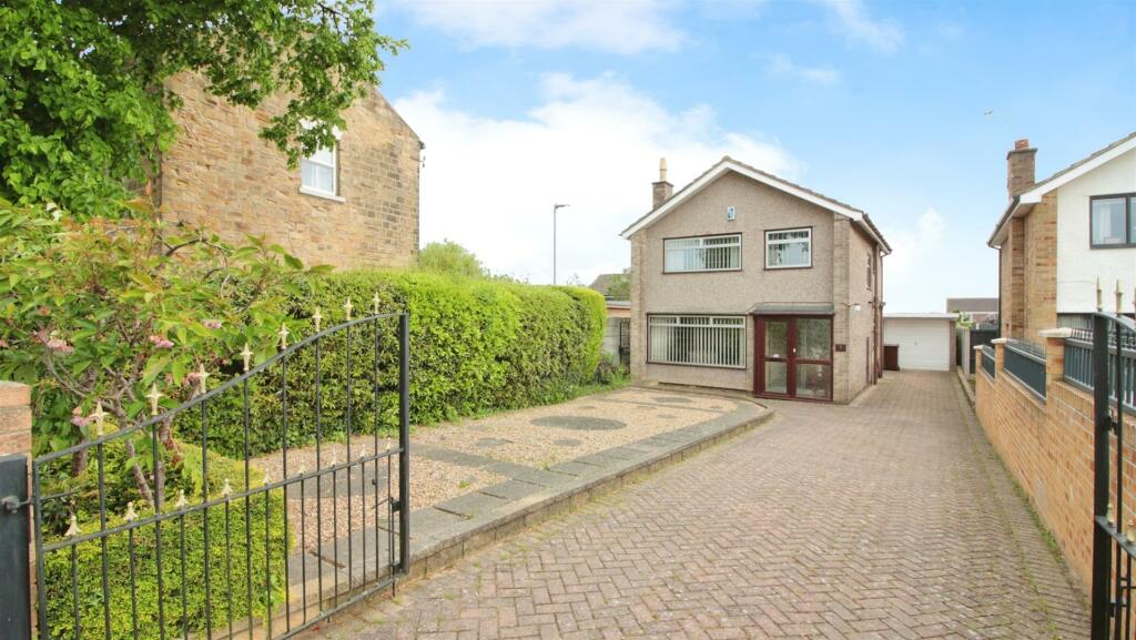 3 bedroom detached house for sale in Holmsley Lane, Woodlesford, Leeds