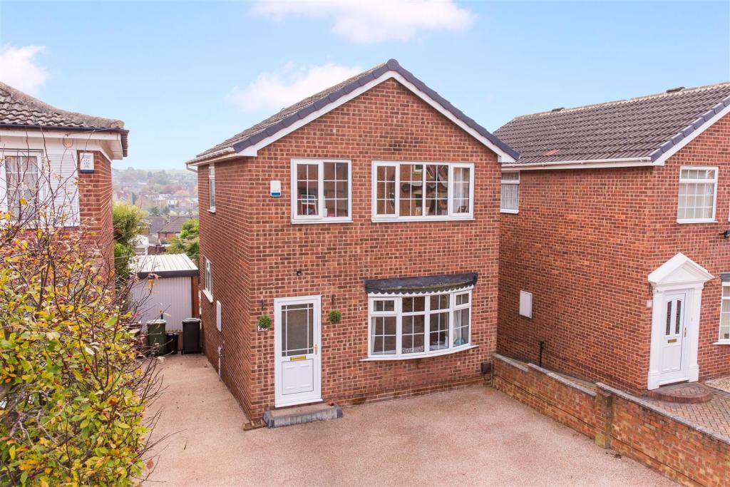 3 bedroom detached house for sale in Churchfield Road, Rothwell, Leeds