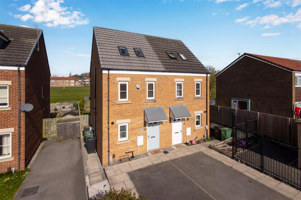 Main image of property: Langbar Approach, Swarcliffe, Leeds
