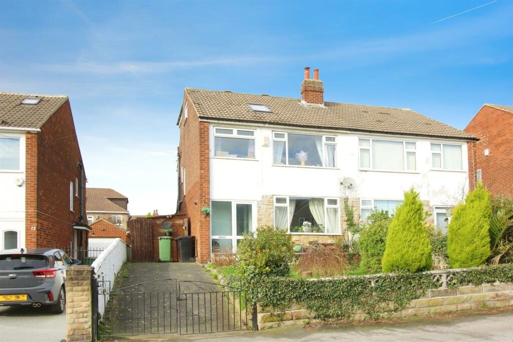 4 bedroom semidetached house for sale in New Templegate, Leeds, LS15