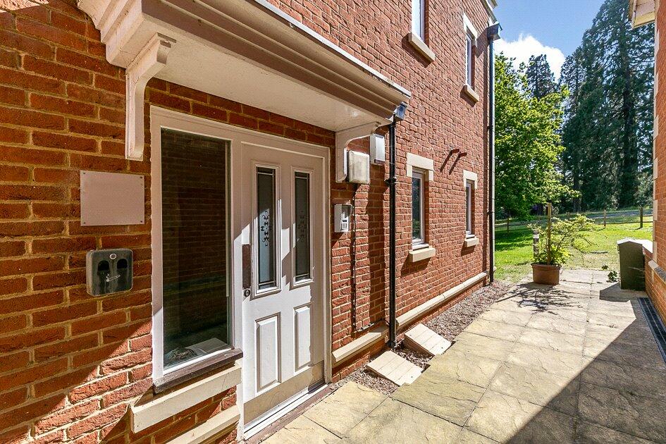 2 bedroom apartment for sale in Royal Earlswood Park, REDHILL, Surrey, RH1