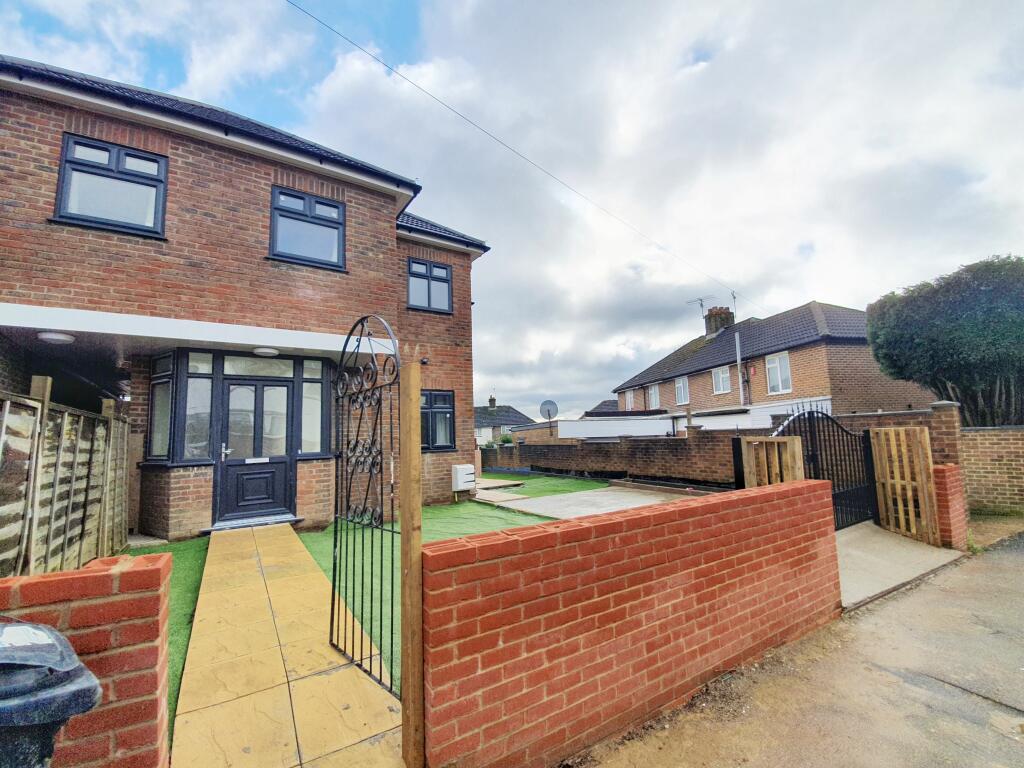 4 bedroom semidetached house for rent in Stuart Crescent, Reigate