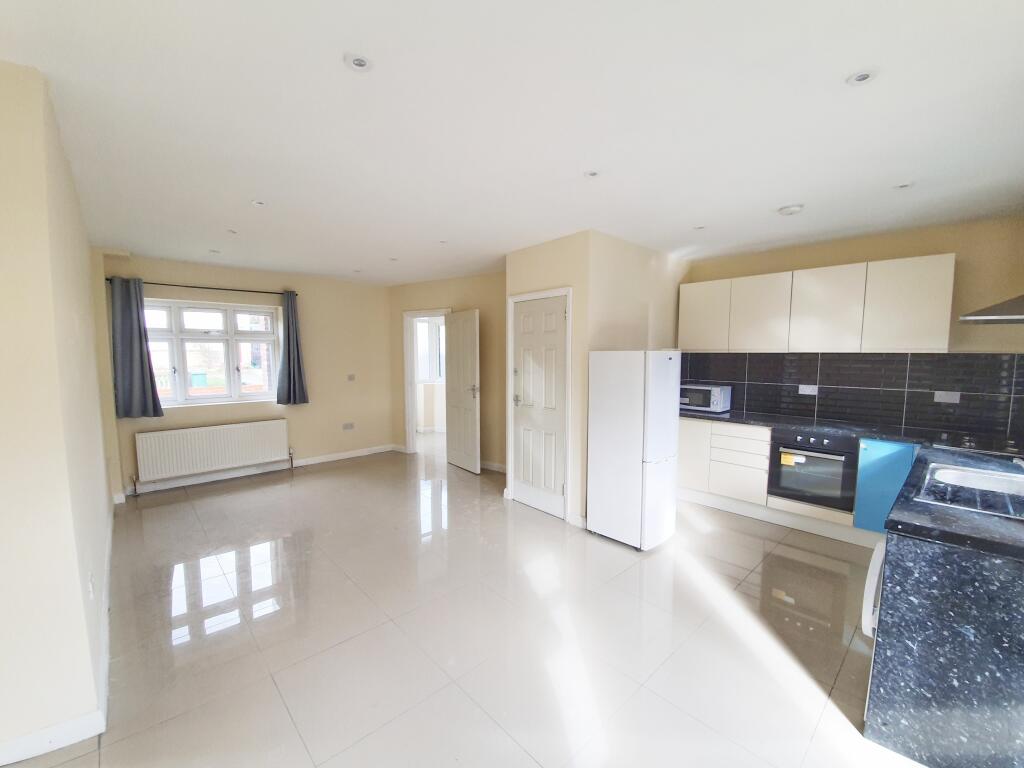 4 bedroom semidetached house for rent in Stuart Crescent, Reigate
