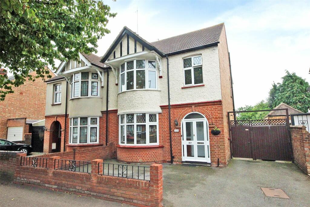 3 bedroom semidetached house for sale in Goldington Road, Bedford