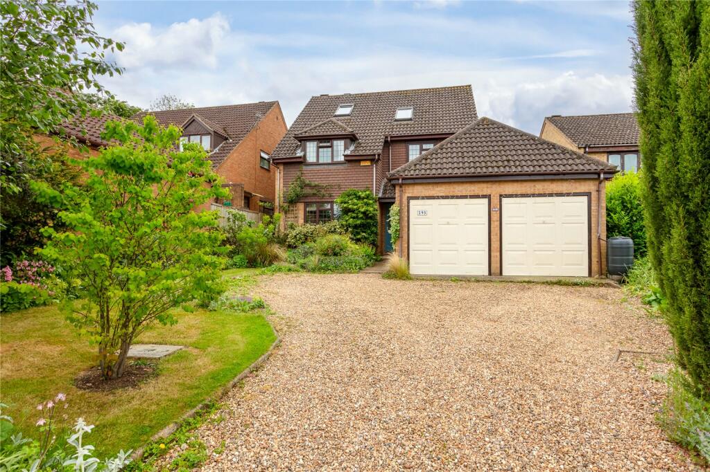 6 bedroom detached house for sale in Hillgrounds Road, Kempston