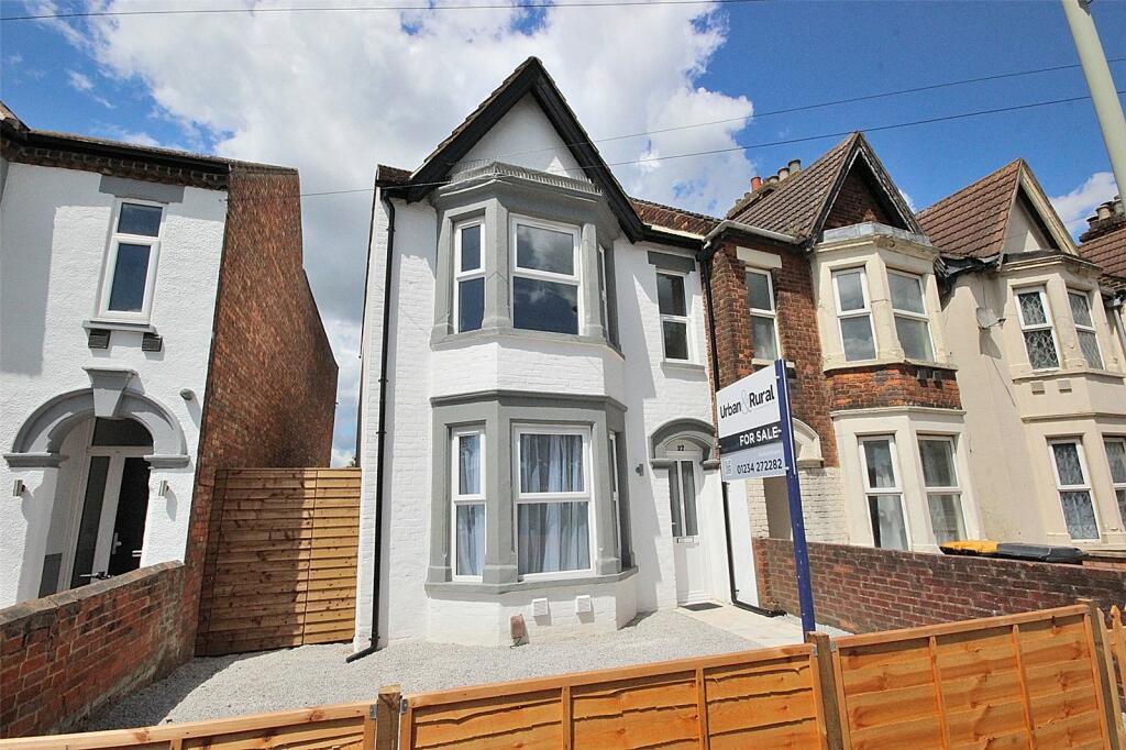 5 bedroom end of terrace house for sale in Kempston Road, Bedford