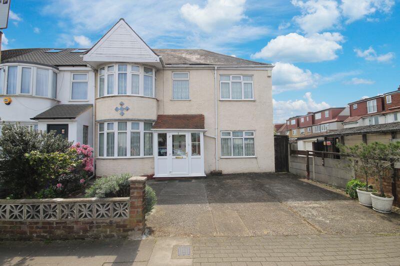 4 bedroom end of terrace house for sale in Dawlish Avenue, Greenford, UB6