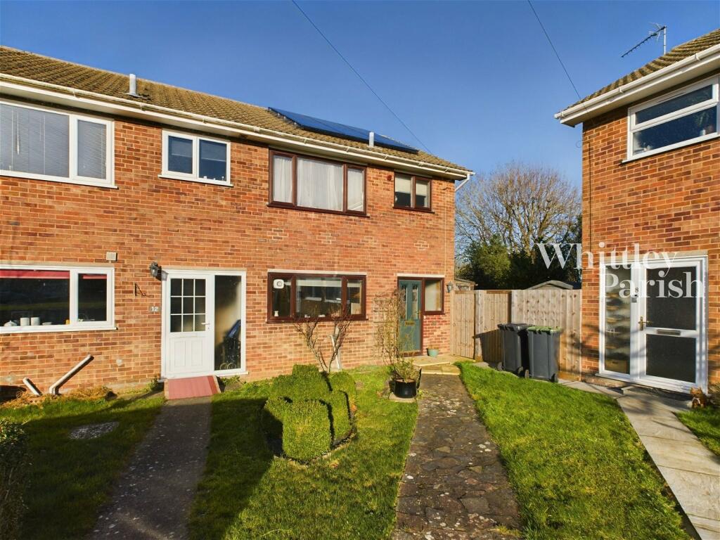 3 bedroom end of terrace house for sale in Broadfields Close