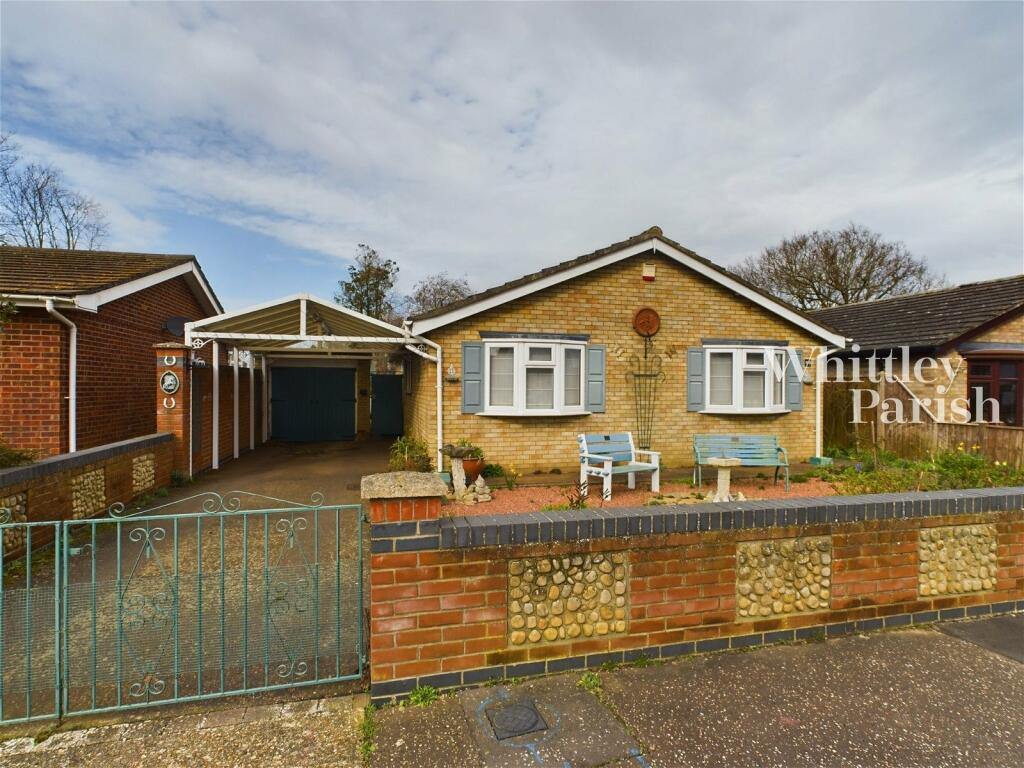 3 bedroom detached bungalow for sale in Heywood Avenue, Diss, IP22