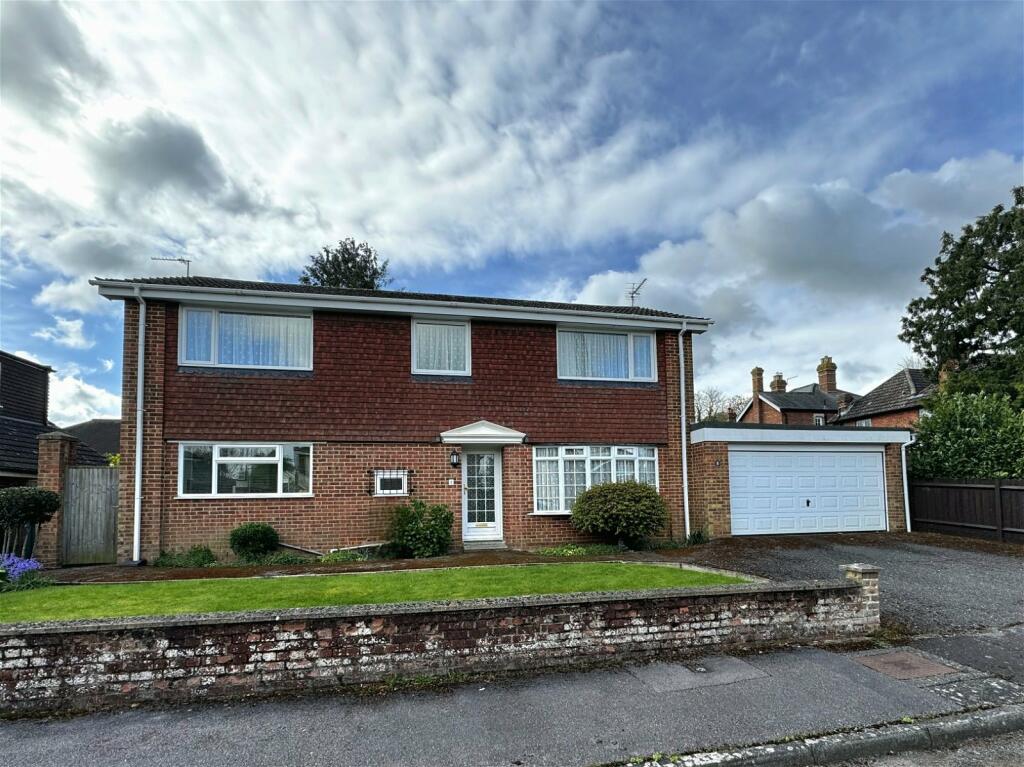 4 bedroom detached house for sale in Staplehurst, Kent, TN12