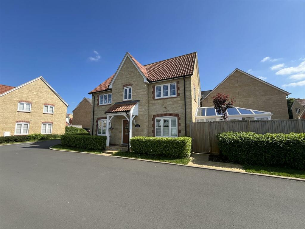 4 bedroom detached house for sale in Studley Gardens, Studley, Calne, SN11