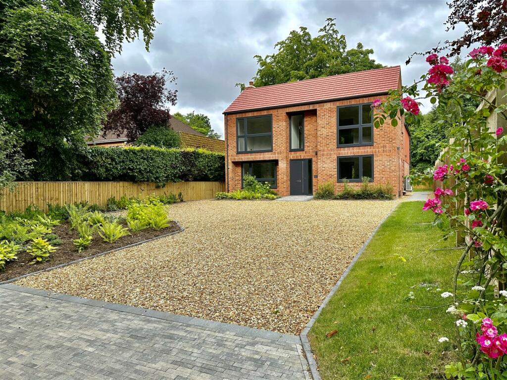 4 bedroom detached house for sale in The Fairway, Devizes, SN10