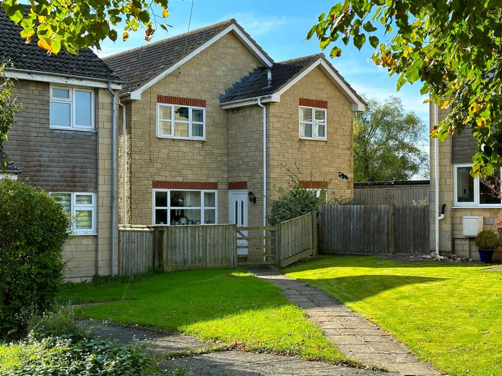 3 bedroom detached house for sale in The Ridings, Kington St Michael