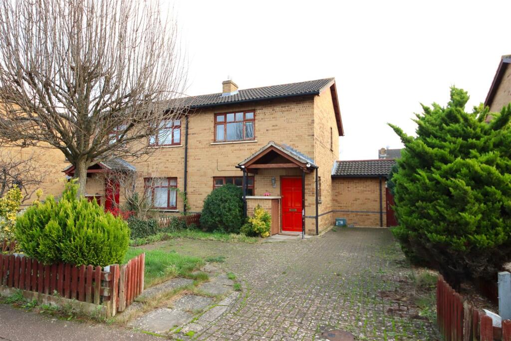 2 bedroom semi-detached house for sale in Howgate Road, Cambridge, CB4