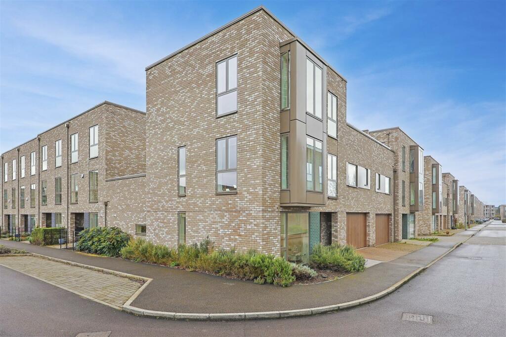 4 bedroom end of terrace house for sale in Musgrave Drive, Cambridge, CB2