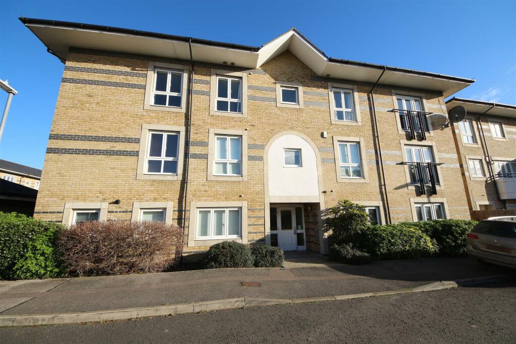2 bedroom flat for sale in Longworth avenue, Cambridge, CB4
