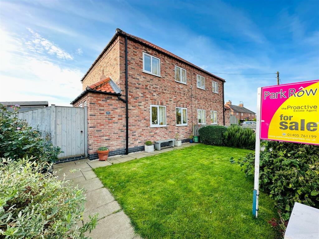 3 bedroom semidetached house for sale in Kings Causeway, Swinefleet, Goole, DN14