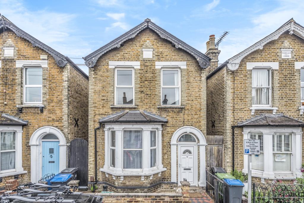 3 bedroom detached house for sale in Caversham Road, Kingston Upon