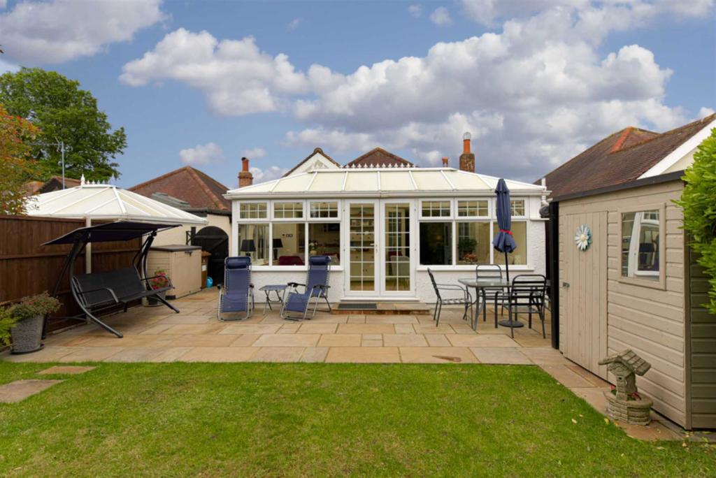 2 bedroom detached bungalow for sale in Fairlawn Grove