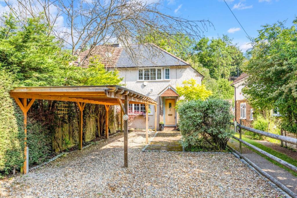 3 bedroom semidetached house for sale in Outwood Lane, Chipstead