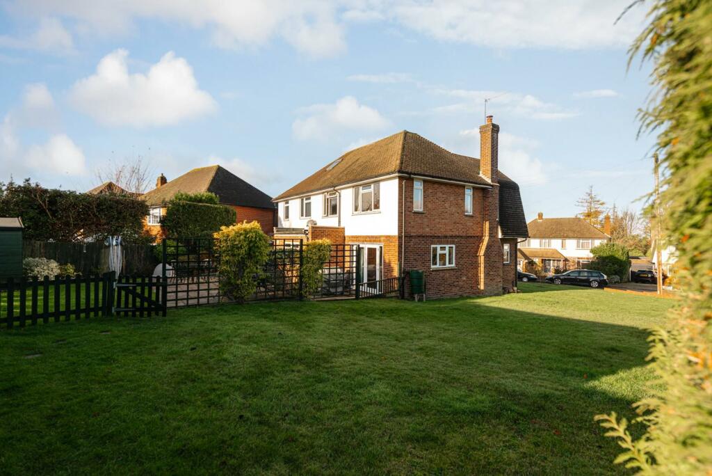 5 bedroom detached house for sale in Larchwood Close, Banstead, SM7
