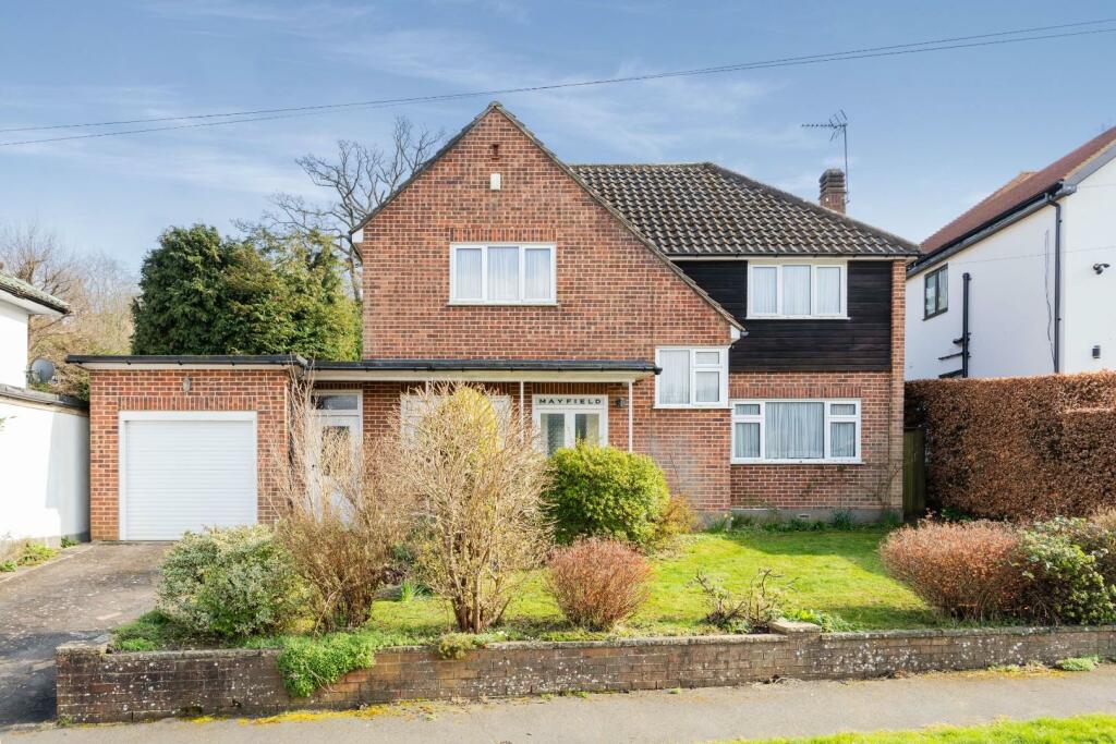 3 bedroom detached house for sale in Stagbury Avenue, Chipstead, CR5