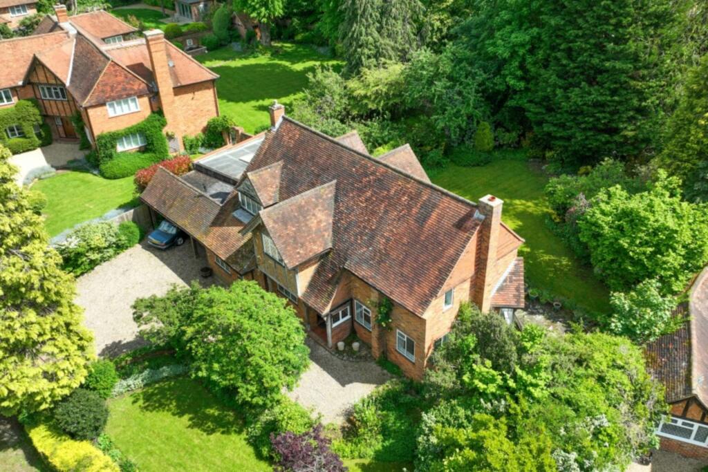 4 bedroom detached house for sale in Lime Walk, Pinkneys Green, SL6