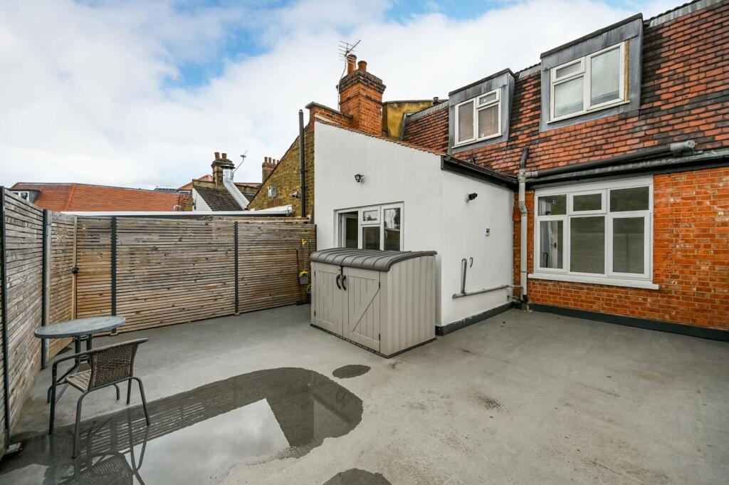 2 bedroom flat for sale in Burlington Road, Motspur Park, New Malden, KT3