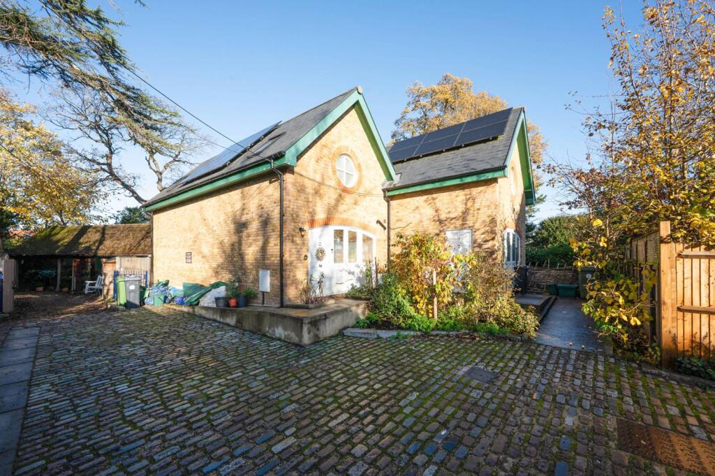 Main image of property: The Avenue, Worcester Park, KT4