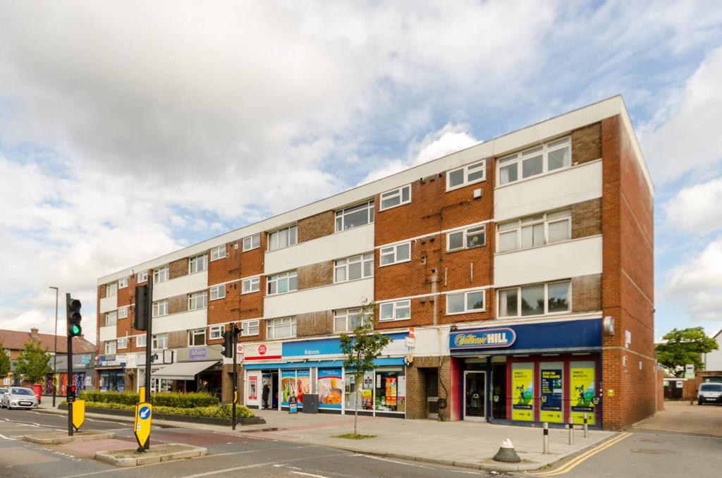 2 bedroom flat for sale in Grand Drive, Raynes Park, London, SW20