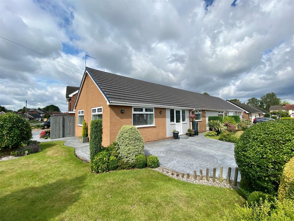 3 bedroom semidetached bungalow for sale in Wellfield Road, Offerton