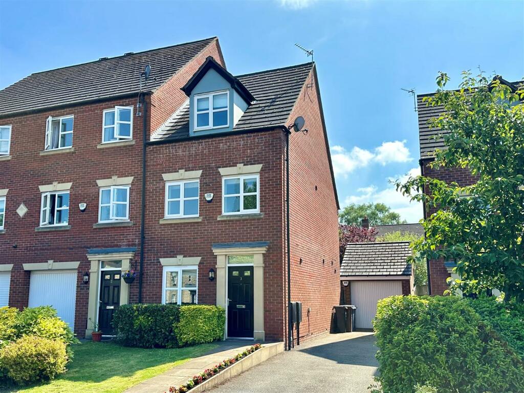 3 bedroom town house for rent in Southwood Close, Marple, Stockport, SK6