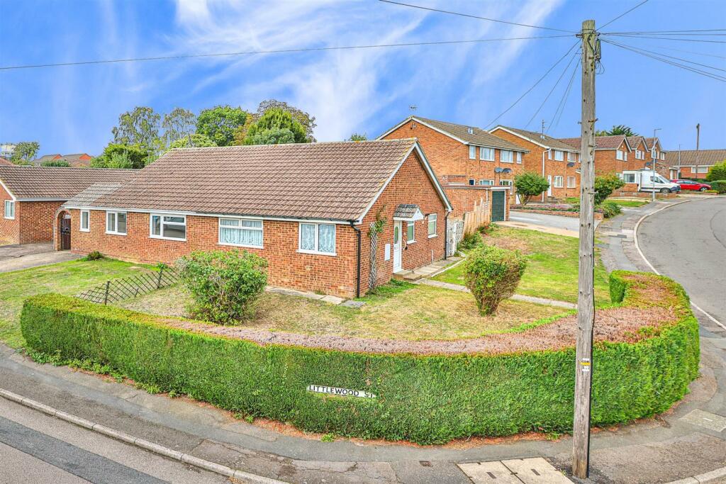 2 bedroom semidetached bungalow for rent in Kipton Field, Rothwell