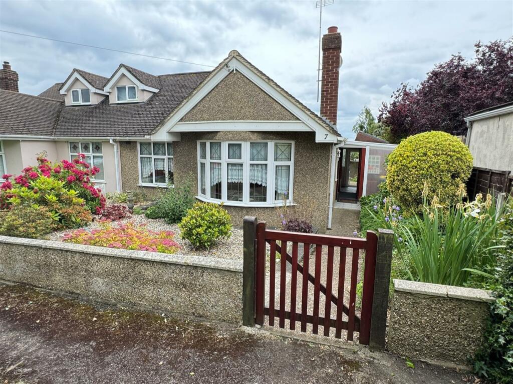 3 Bedroom Semi Detached Bungalow For Sale In Thames Close Rayleigh Ss6