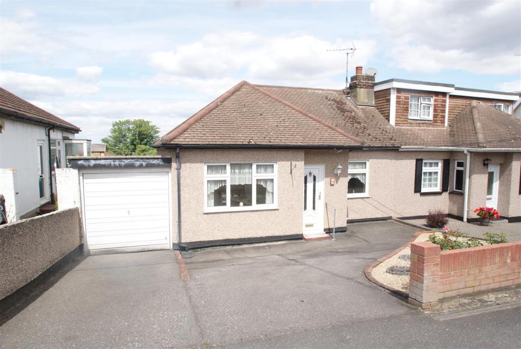 2 bedroom semidetached bungalow for sale in Mount Avenue, Rayleigh, SS6