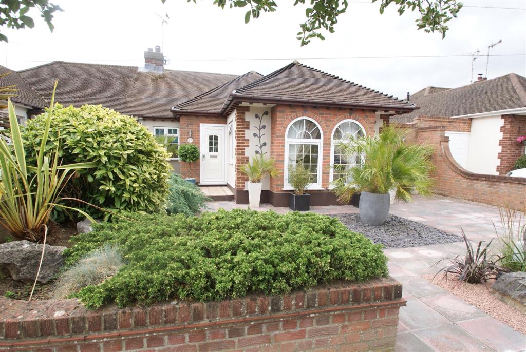 2 bedroom semidetached bungalow for sale in The Ryde, LeighOnSea, SS9