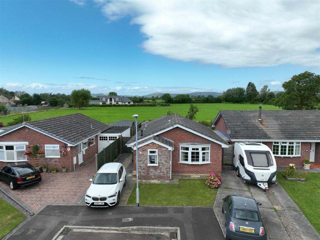 3 bedroom bungalow for sale in Queensway Close, Mark, Highbridge, TA9