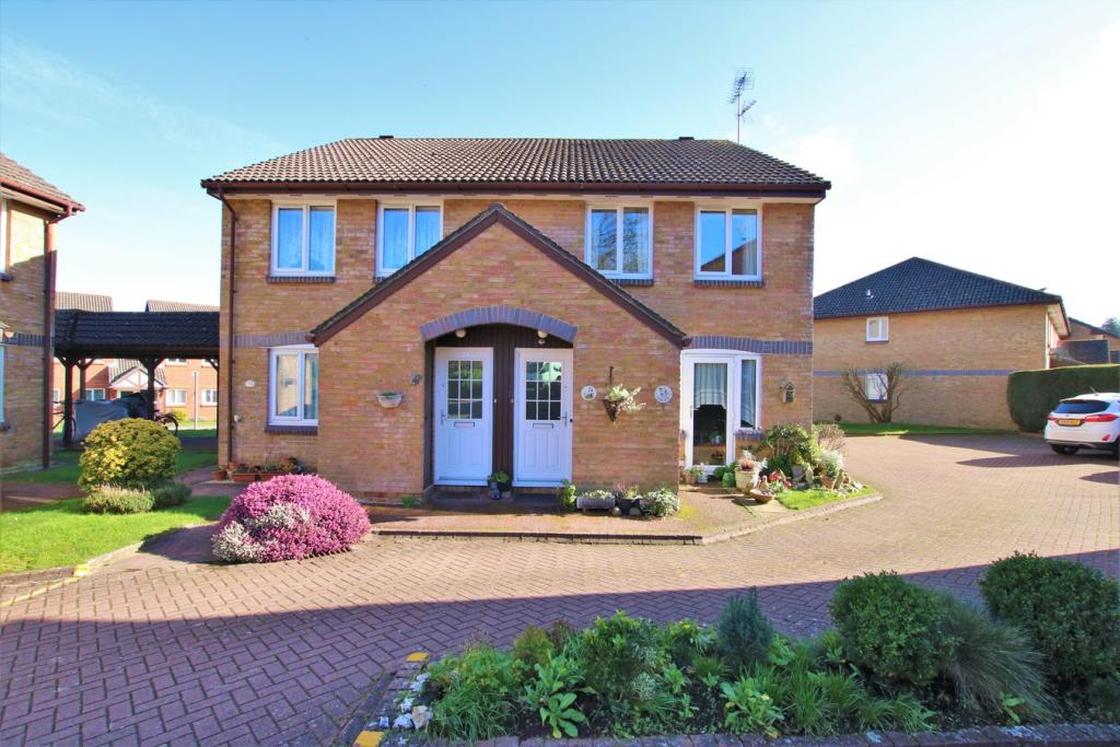 1 bedroom retirement property for sale in Acorn Drive, Wokingham, RG40